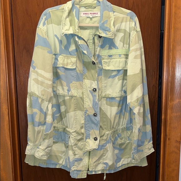 FREE PEOPLE STUNNING UTILITY JACKET - Green and Blue Camouflage Cotton EUC M - Picture 3 of 6